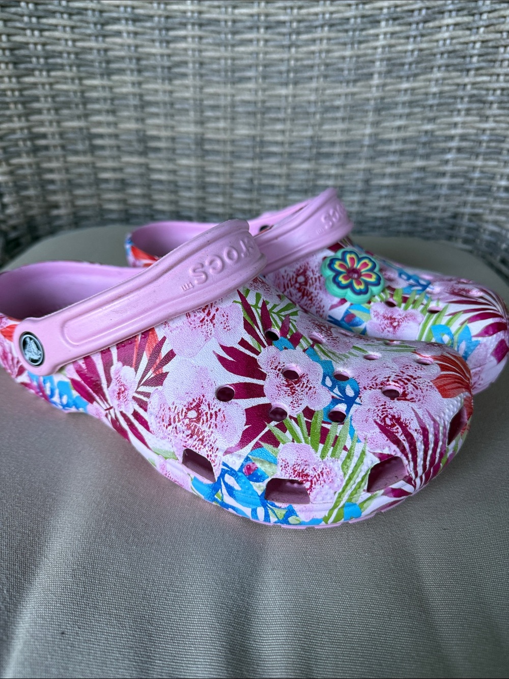 CROCS women’s Graphic Clog- pink tropical